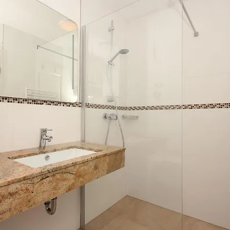 Apartment Strandnahe Rex Rugia: Terrasse Und Ahoi Erlebnisbad Lobbe